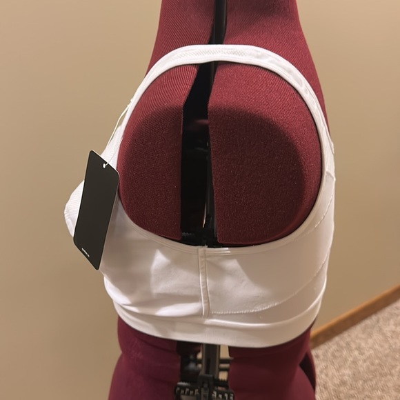 🏃🏽♀️Syrokan🏃🏽♀️white mesh-panel zip front sports bra, size 40 D. - Picture 9 of 15